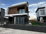 Karşıyaka'da satılık 3 yatak odalı yeni villa