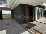 Karşıyaka'da satılık 3 yatak odalı yeni villa