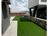 Karşıyaka'da satılık 3 yatak odalı yeni villa