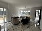Karşıyaka'da satılık 3 yatak odalı yeni villa