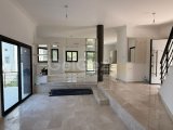 Alsancak bölgesinde satılık 1200m2 arsa içinde villa
