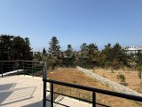 Alsancak bölgesinde satılık 1200m2 arsa içinde villa