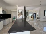 Alsancak bölgesinde satılık 1200m2 arsa içinde villa