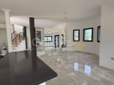 Alsancak bölgesinde satılık 1200m2 arsa içinde villa