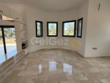 Alsancak bölgesinde satılık 1200m2 arsa içinde villa