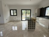 Alsancak bölgesinde satılık 1200m2 arsa içinde villa
