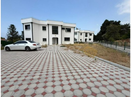 Alsancak bölgesinde satılık 1200m2 arsa içinde villa