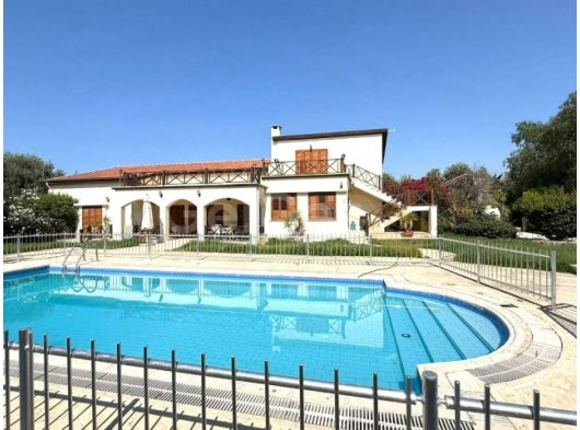 Ozanköy bölgesinde satılık özel havuzlu bungalow 2020 m2 arsa içinde