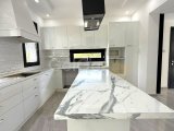 Alsancak bölgesinde satılık villa.Tüm vergiler ödenmiştir