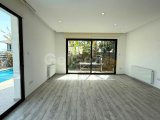Alsancak bölgesinde satılık villa.Tüm vergiler ödenmiştir