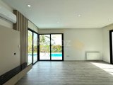 Alsancak bölgesinde satılık villa.Tüm vergiler ödenmiştir