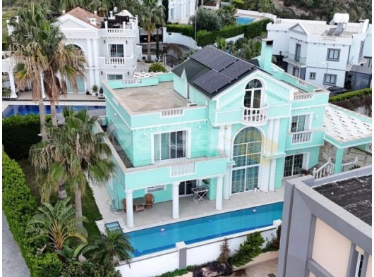 Girne Çatalköy'de satılık 4+1 lüks özel villa