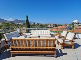 Girne Çatalköy'de satılık 4+1 özel havuzlu villa