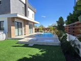 Girne Çatalköy'de satılık 4+1 özel havuzlu villa