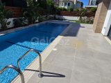 Girne Çatalköy'de satılık 4+1 özel havuzlu villa