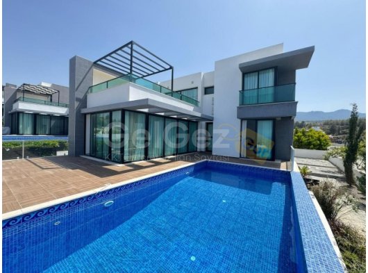 Girne Esentepe'de Deniz ve Dağ Manzaralı Şık Villa!