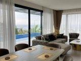 Girne Esentepe'de Deniz ve Dağ Manzaralı Şık Villa!
