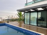 Girne Esentepe'de Deniz ve Dağ Manzaralı Şık Villa!
