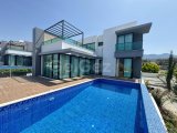 Girne Esentepe'de Deniz ve Dağ Manzaralı Şık Villa!