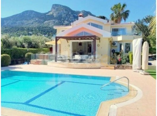 Muhteşem deniz ve dağ manzaralı, havuzlu 3+1 villa