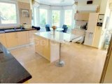 Muhteşem deniz ve dağ manzaralı, havuzlu 3+1 villa