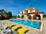 Karşıyaka bölgesinde satılık geniş arazili (2246 m2)villa!!