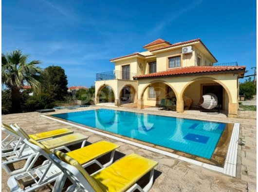 Karşıyaka bölgesinde satılık geniş arazili (2246 m2)villa!!