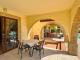 Karşıyaka bölgesinde satılık geniş arazili (2246 m2)villa!!