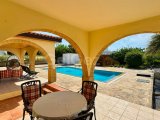 Karşıyaka bölgesinde satılık geniş arazili (2246 m2)villa!!