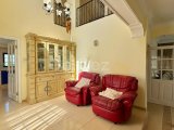 Karşıyaka bölgesinde satılık geniş arazili (2246 m2)villa!!