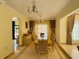 Karşıyaka bölgesinde satılık geniş arazili (2246 m2)villa!!