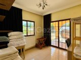 Karşıyaka bölgesinde satılık geniş arazili (2246 m2)villa!!