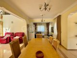 Karşıyaka bölgesinde satılık geniş arazili (2246 m2)villa!!