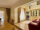 Karşıyaka bölgesinde satılık geniş arazili (2246 m2)villa!!
