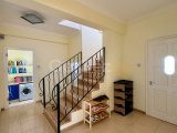 Karşıyaka bölgesinde satılık geniş arazili (2246 m2)villa!!