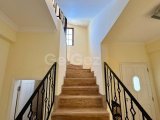 Karşıyaka bölgesinde satılık geniş arazili (2246 m2)villa!!