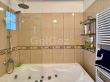 Karşıyaka bölgesinde satılık geniş arazili (2246 m2)villa!!