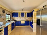 Karşıyaka bölgesinde satılık geniş arazili (2246 m2)villa!!
