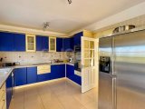 Karşıyaka bölgesinde satılık geniş arazili (2246 m2)villa!!
