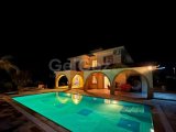 Karşıyaka bölgesinde satılık geniş arazili (2246 m2)villa!!