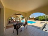 Karşıyaka bölgesinde satılık geniş arazili (2246 m2)villa!!