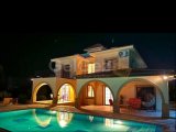 Karşıyaka bölgesinde satılık geniş arazili (2246 m2)villa!!