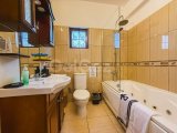 Karşıyaka bölgesinde satılık geniş arazili (2246 m2)villa!!