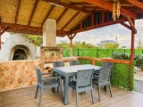 Karşıyaka bölgesinde satılık geniş arazili (2246 m2)villa!!
