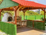 Karşıyaka bölgesinde satılık geniş arazili (2246 m2)villa!!