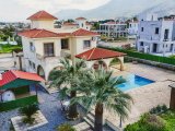 Karşıyaka bölgesinde satılık geniş arazili (2246 m2)villa!!