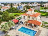 Karşıyaka bölgesinde satılık geniş arazili (2246 m2)villa!!