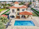 Karşıyaka bölgesinde satılık geniş arazili (2246 m2)villa!!