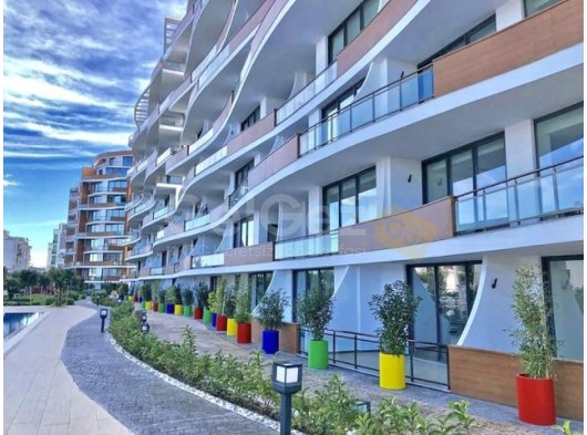 Girne merkezde satılık 2+1 daire havuzlu sitede