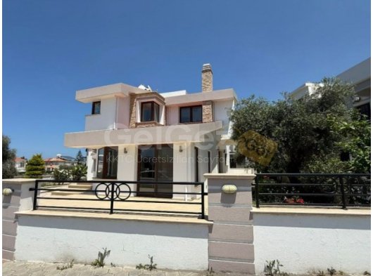 Girne Zeytinlik'te Eşsiz 4+1 Girne Merkeze çok yakın Villa